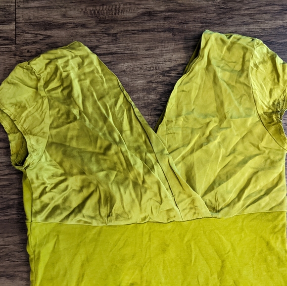 Nine West Yellow Green Silk V Neck Top Size Small - Picture 4 of 9